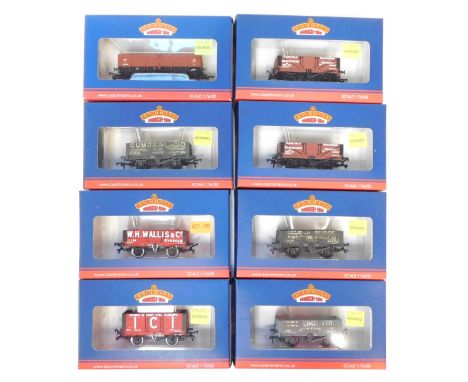 Bachmann Branchline OO gauge rolling stock, comprising 38-700 12 tonne pipe wagon, BR Bauxite (early) livery, 37-071 five pla