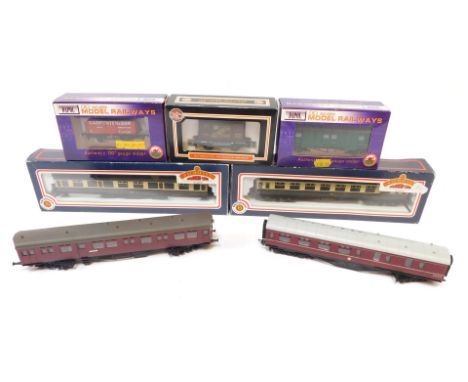 Bachmann, Dapol and other OO gauge rolling stock, including 34-126 Collett 60ft Third Class GWR coach, chocolate and cream li
