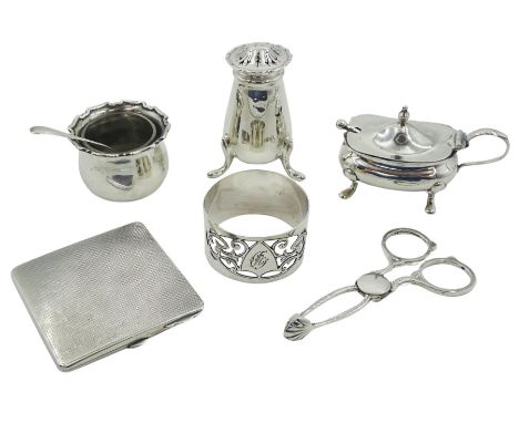 Group of silver, comprising 1930's silver mounted compact, of square form with engine turned decoration, hallmarked Crisford 