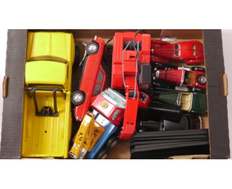 Diecast and Metal Larger Scale Vehicles, An unboxed collection comprising, Burago 1:24 scale models of vintage cars,(4), Stee