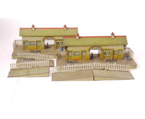 Hornby O Gauge 'No 4' and 'No 4E' Stations, both with green tiled roofs, cast chimney-pots, 'walk-through' (round-arch) entra