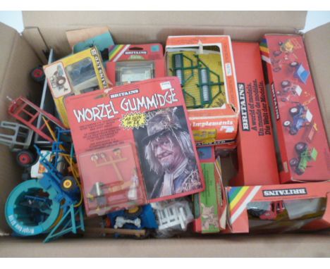 Britains modern Farm Vehicle Buildings and Accessories,  including Worzel Gummidge, in unopened bubble pack, 9554 Gang Roller