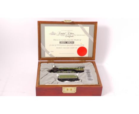 A Boxed Bachmann OO Gauge Limited Edition Class V2 Locomotive and Tender, Ltd Edn no 1939/1000 (second LE) LNER green no 4771