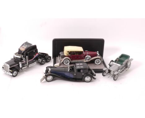 Franklin Mint, A trio of 1:24 scale models, comprising 1930 Duesenberg in display case (on rear door loose), 1930 Bugatti Roy