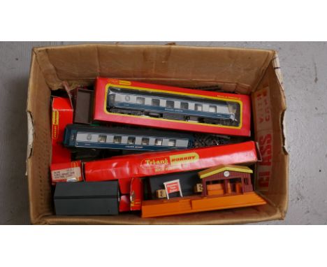 A Small Group of Hornby OO Gauge Trains, comprising boxed BR blue R357B class 31 diesel D5572, two blue/grey 'Golden Arrow' P