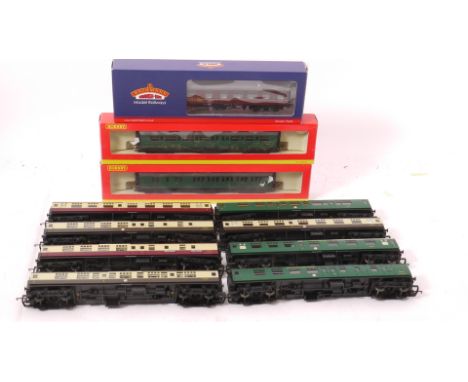 Hornby (China) and Bachmann OO Gauge BR Steam-Era Coaching Stock, comprising boxed SR green Corridor coaches R4124B and R4125