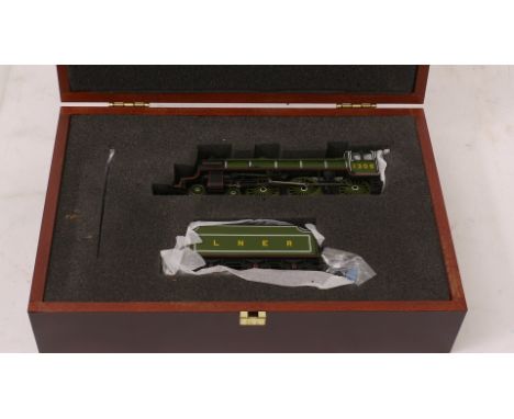 Bachmann OO Gauge Limited Edition B1 class 'Mayflower', in wooden case, LE no 500/2000, complete with certificate, etched nam