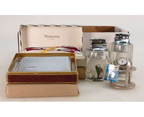 A mixed collection of items to include: Parker Victory Pen Set, similar Platignum item, Colibri Monopol Lighters etc 