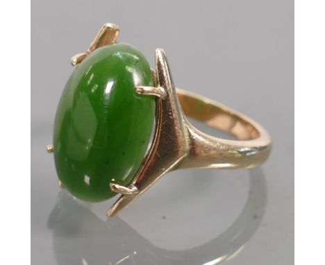 9ct gold ring set with oval jade stone, size K, 4.5 grams.