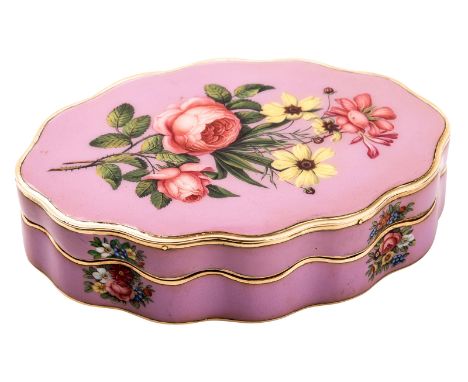 A GOLD AND ENAMEL SNUFF BOX, 19TH CENTURYof scalloped form, the exterior extensively decorated with powder-pink enamel, the t