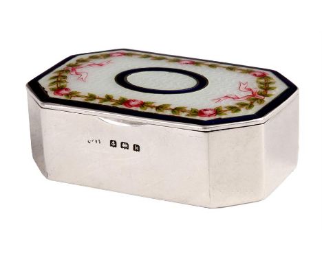 AN EDWARDIAN CLIPPED RECTANGULAR SILVER AND ENAMEL PATCH BOX with blue edged and centre oval hinged top bordered by a band of