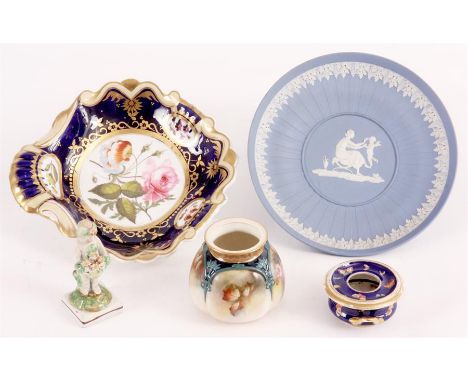 AN EARLY 19TH CENTURY RIDGWAY TYPE SHAPED SIDE HANDLED DESSERT DISH with gilt and royal blue border enclosing a pink rose and