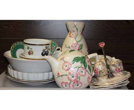 GROUP OF CERAMICS
including Royal Worcester 'Evesham' pattern fruit and gilt tableware, a Mailing teapot and vase etc.