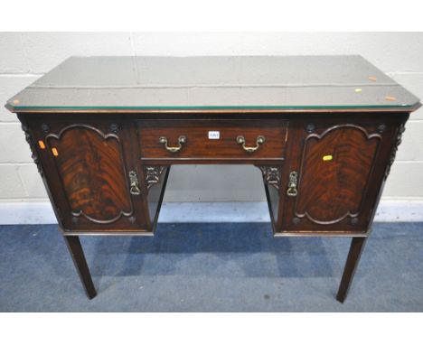 A EARLY 20TH CENTURY MAHOGANY SIDEBOARD, with a glass top and a single drawer, flanked by cupboard doors on both sides, on sq