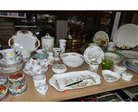 A GROUP OF CERAMIC GIFTWARES, METALWARE AND GLASS, including eleven pieces of Aynsley Cottage Garden, two copper kettles, fou