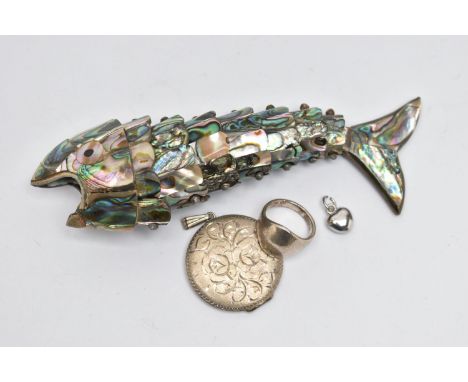 A LARGE ARTICULATED FISH AND THREE PIECES OF JEWELLERY, articulated Abalone shell fish, approximate length 140mm, together wi