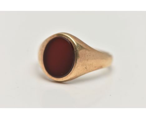 A GENTS 9CT GOLD SIGNET RING, of an oval form set with a polished oval carnelian inlay, to a polished tapering band, hallmark