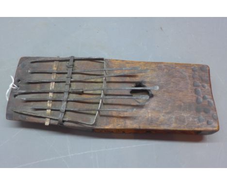 A late 19th/early 20th century Congolese Imbira harp. L.25cm 