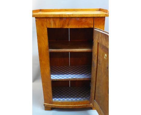 A 19th Century Biedermeier walnut side cabinet with cupboard door enclosing shelves and raised on carved bracket feet. H-92cm