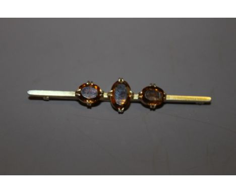 A 9CT GOLD TIE PIN WITH THREE SMOKY QUARTZ STONES 