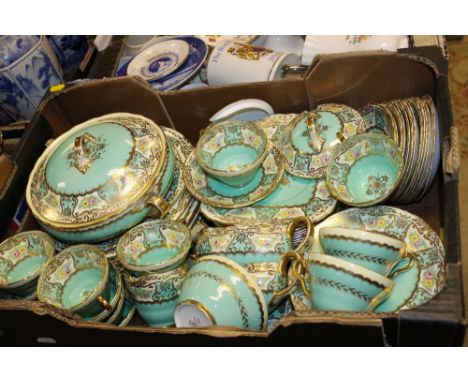 A LARGE WELLINGTON CHINA TEA & DINNER SERVICE
