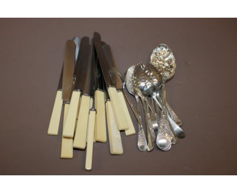A QUANTITY OF MIXED FLATWARE TO INCLUDE SILVER PLATE