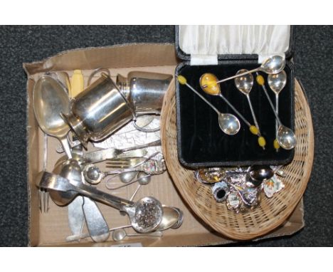 A QUANTITY OF SILVER PLATED FLATWARE, SOUVENIR SPOONS ETC