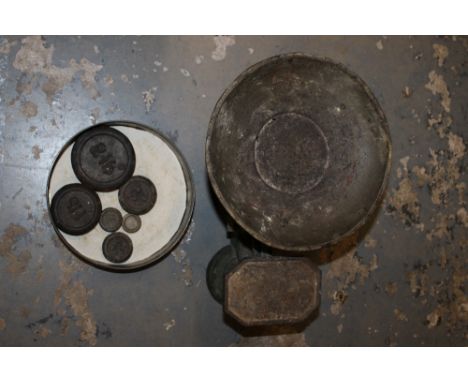 A SET OF VINTAGE KITCHEN SCALES & WEIGHTS