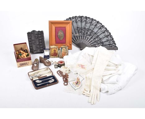 A quantity of sundry linen and miscellaneous effectsTo include a quilted bed cover, curtains, vintage linen napkins, ladies f