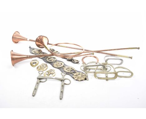 A collection of assorted metalware itemsTo include two copper coaching horns, a third copper horn, horse stirrups, a vintage 
