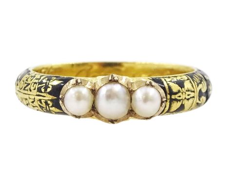 Queen Anne gold memento mori ring, three centered pearls, the shank with black enamel decoration exposing a gold skeleton ins