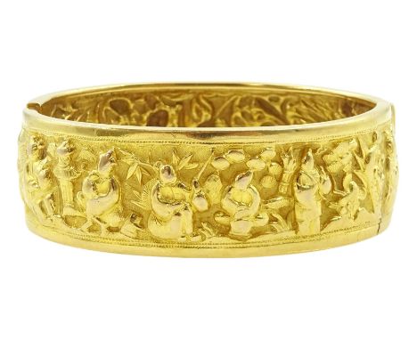 19th / early 20th century 18ct gold hinged bangle, one half with embossed shellfish and fish decoration, the other with embos