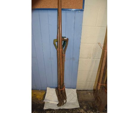 Mixed lot of various assorted garden tools to include forks, hoes etc