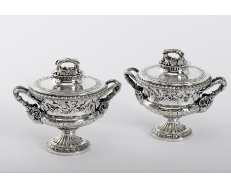 A pair of bowls with handles and covers, George IV (1820-1830), 925/1000 silver, decoration en relief "Trunks" and engraved w