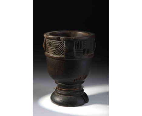 A mortar, wood, carved decoration "Geometric motifs"., Angolan - Tshokwe, 20th C. (1st half), minor faults, chips, wear, purc