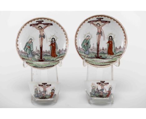 A pair of cups and saucers, Chinese export porcelain, polychrome and gilt decoration placed in the Netherlands "Calvary" and 