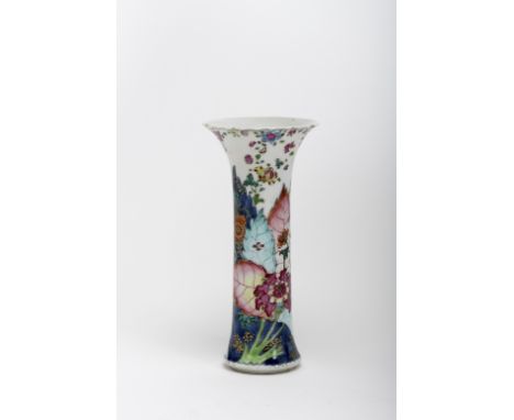 A vase with wavy rim, Chinese export porcelain, polychrome and gilt decoration «Tobacco Leaf», Qianlong period (1736-1795), m