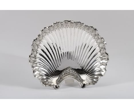A shell-shaped basin, D. José I, King of Portugal (1750-1777), 833/1000 silver, decoration en relief, Portuguese, signs of us