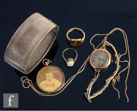 A small parcel lot of jewellery to include a 9ct lady's watch, an open locket, a chain, a signet ring and an opal ring, total