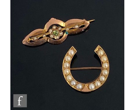 An early 20th Century 9ct horseshoe split pearl set brooch, weight 5g, width 2.5cm, unmarked, with a 9ct bar brooch, weight 2