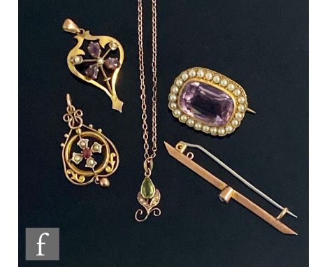 A small parcel lot of late 19th Century jewellery to include two 9ct open work pendants, a diamond set bar brooch, a further 