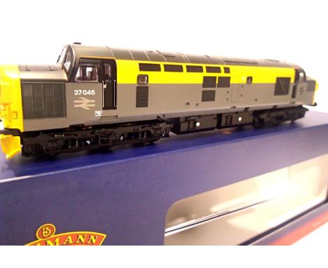 Bachmann 32 792, Class 37, BR Grey/Yellow, 37046, in excellent to very near mint condition, boxed, Snow Ploughs fitted on one