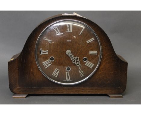 An early 20th century Smith's oak cased mantle clock, 20 cm high (slight veneer damage) 