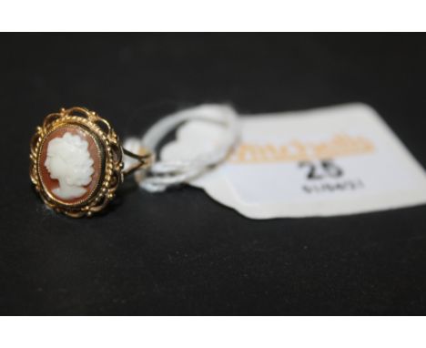 A 9ct gold cameo style ring, size O/P 