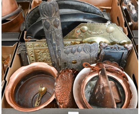 A quantity of antique and later copper and brass candlesticks, including an Art Nouveau brass 20 cm excample of organic form 