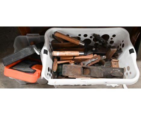 Various vintage and later tools including planes and chisels etc 