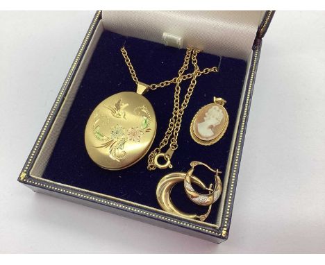 A 14K Gold Filled Photo Locket, with ornate flora and fauna decoration, stamped "14K GF" to bail, suspended on a gilt coloure