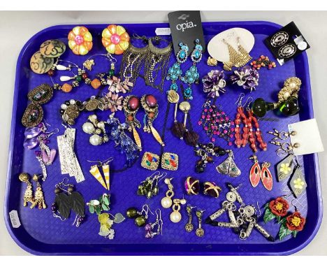 An Assortment of Modern Earrings, to include clip on floral style, gilt tone chain-mail style, imitation pearl bead drops etc
