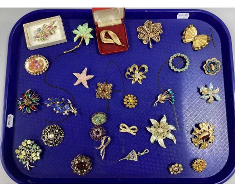 An Assortment of Brooches, to include gilt tone bow, diamanté set flowerhead, enamel overlay, Sarah Coventry etc :- One Tray