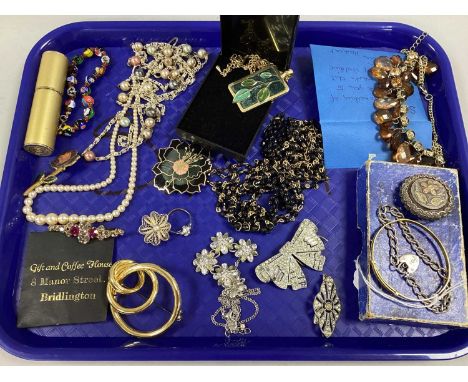 Assorted Costume Jewellery, including expanding bangle, Victorian Aesthetic brooch, curb link bracelet with heart shape padlo